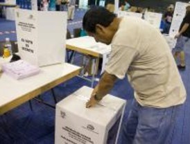 Los ecuatorianos acuden a las urnas para elegir a los parlamentarios andinos