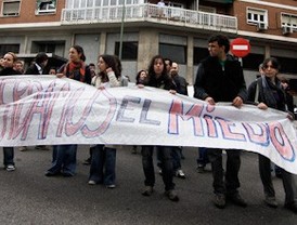 Una treintena de jóvenes 'toma' una antigua oficina del INEM para protestar contra el paro