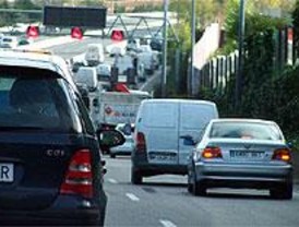 Cortados tres carriles de la A-6 por la colisión de tres vehículos
