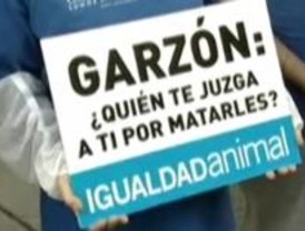 Ecologistas se manifiestan frente a la Audiencia Nacional contra la cacería de Garzón