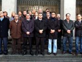 Cinco minutos de silencio por el asesinato de Trapero en la plaza de Cibeles