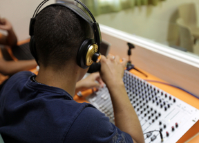 Un adolescente asiste a un taller de radio en un centro de menores (archivo)