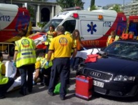Herido un motorista al impactar con un coche descapotable