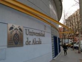 La universidad pública tiene un coste medio de 820 euros y la privada de 7.200