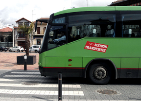 Los vecinos de Perales cortan la A-4 por los recortes en 'bus'