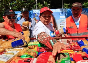 Mensajeros de la Paz roza el Guinness de recogida de alimentos