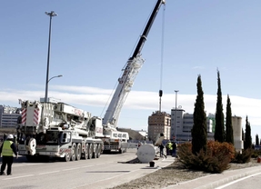 Desmontan el obelisco del Ensanche de Vallecas, tras derribar el viento a su 'gemelo'