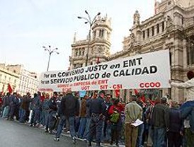 Los trabajadores de la EMT se manifiestan en Cibeles