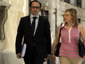 Aplazada la comparecencia del exalcalde de Boadilla mientras su mujer se niega a declarar
