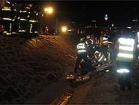 Muere un hombre que viajaba de un microbús que volcó en la M-40