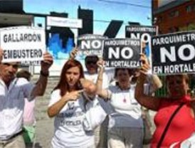 Los antiparquímetros abandonan al mediodía su encierro en la Junta de Fuencarral