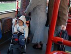 La Comunidad regula el acceso de los carritos de bebé a los autobuses