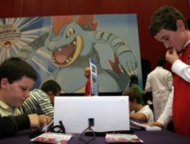 Cientos de niños buscan una plaza en el campeonato mundial de Pokemon