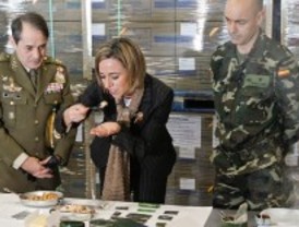 Chacón visita el centro de abastecimiento del ejército y presenta los uniformes
