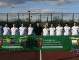Los profes de tenis estrenan camisetas en Tres Cantos