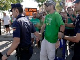 Unas 200 personas abuchean a Aguirre frente al hospital de Torrejón