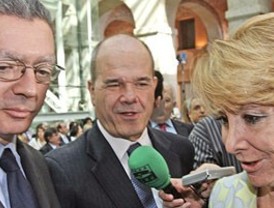 Esperanza Aguirre salva un 2 de Mayo de espías y encuestas electorales