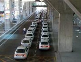 Los taxistas guardan un minuto de silencio en recuerdo del compañero asesinado en Valencia