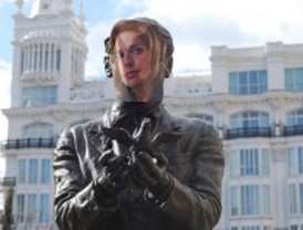 Ocho estatuas llevan la cara de Ana Botella