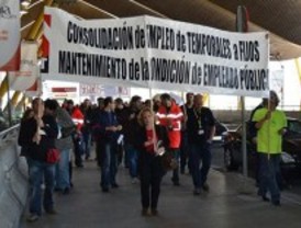 Los trabajadores de Aena se concentran este lunes para protestar contra la privatización