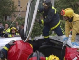 Grave un conductor tras ser arrollado por un autobús y chocar contra un árbol