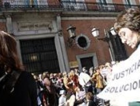 Los funcionarios de Justicia dejan su encierro en el Ministerio