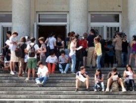 Habrá que aprobar más créditos para acceder a becas universitarias