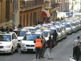 Los 32 taxis para minusválidos sin subvención se manifiestan para reclamar ayudas