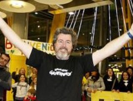 López de Uralde llega haciendo el símbolo de la victoria y entre gritos de 'libertad'