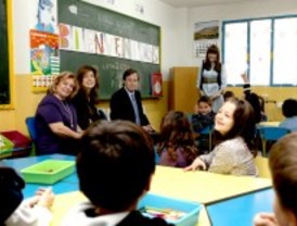El alcalde de Alcobendas visita a los niños del colegio San Antonio