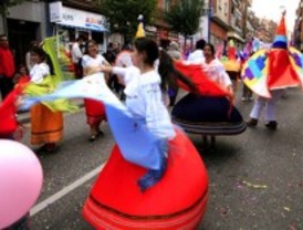 Ecuatorianos y bolivianos celebran sus fiestas patrias