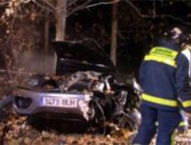 Dos personas mueren calcinadas al estrellarse contra un árbol en la A-6