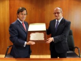 Alcobendas recibe la insignia de oro de la Federación Española de Hockey