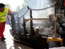 El Consistorio asfaltará la calle Juan Ignacio Luca de Tena, en el distrito de San Blas