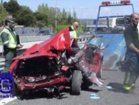 Fallece un joven tras perder el control de su coche y caer desde una altura de 10 metros