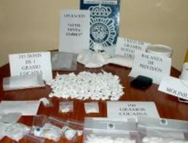 Tres detenidos con seis kilos de cocaína en organismo y doble fondo de maletas