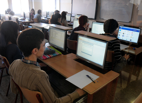 Aula con ordenadores del Bachillerato de Excelencia en el Instituto San Mateo