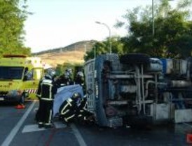 Un choque entre un camión y una furgoneta se salda con un muerto y dos heridos