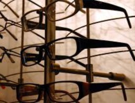 Lanzan una tapa de alcantarilla y roban 15.000 euros en gafas