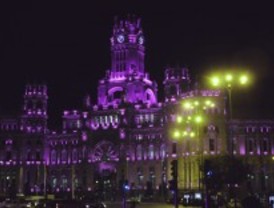 Cibeles se tiñe de rosa por el cáncer de mama
