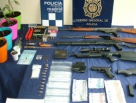 Interviene un arsenal de armas a unos narcos
