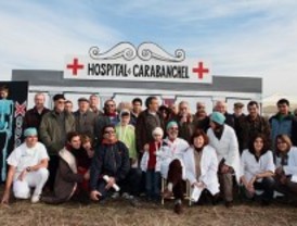 Los vecinos de Carabanchel 'inauguran' un hospital de madera para exigir un centro médico en la zona