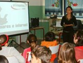 Profesores y alumnos de Pozuelo de Alarcón aprenden el uso seguro de internet