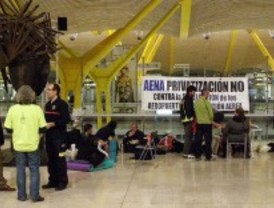 Trabajadores de Aena se manifiestan en la T-4 contra la privatización