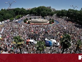 Miles de indignados toman Neptuno al grito de 'No nos representan'