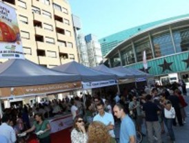 Más de 5.000 personas acuden a una degustación gratuita de Torta del Casar y vino extremeño