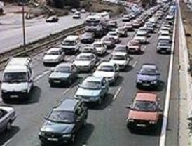 Diez kilómetros de atascos en la operación salida