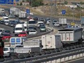 Cortan la A-3 tras chocar un camión contra una señal luminosa