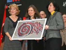 Ouka Leele entrega a Aguirre la foto promocional del voluntariado