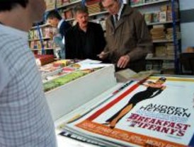 Los madrileños ya pueden buscar libros, revistas y carteles 'viejos' en Recoletos